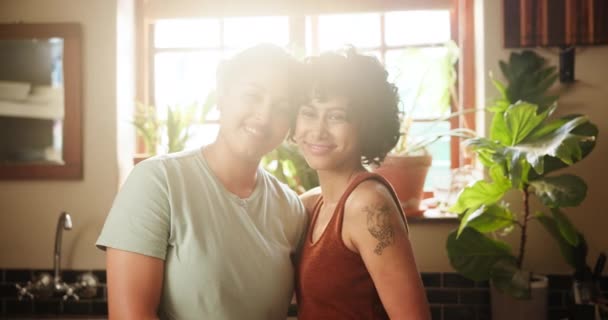 Glückliche Frau Lesbisches Paar Und Umarmung Der Küche Für Liebe — Stockvideo