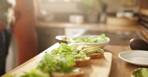 Eller Avokado Ekmek Masada Sandviç Için Salata Diyet Evde Kahvaltı — Stok video