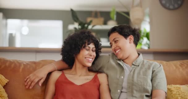 Lesben Paare Und Gesicht Mit Umarmung Wohnzimmer Auf Dem Heimischen — Stockvideo