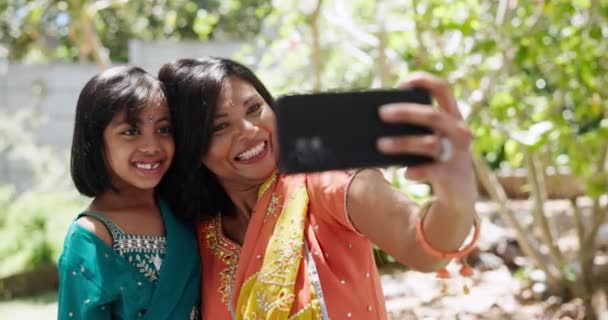 Máma Holka Selfie Domácí Zahradě Mírovým Znamením Sociální Média Nebo — Stock video