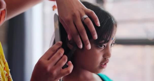 Ινδική Μαμά Βούρτσισμα Μαλλιά Παιδί Στο Σαλόνι Του Σπιτιού Της — Αρχείο Βίντεο