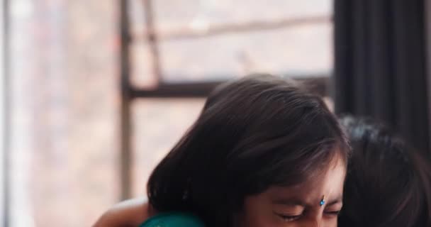Ινδική Οικογένεια Αγκαλιές Και Αγάπη Στο Σπίτι Για Την Ένωση — Αρχείο Βίντεο