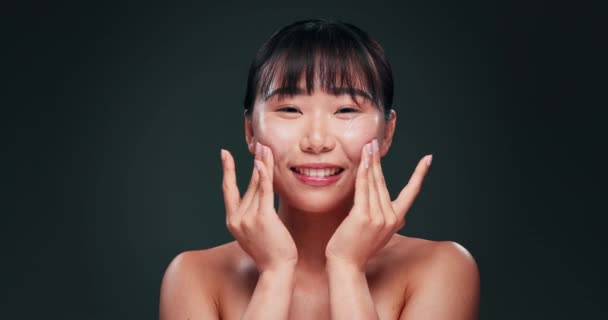 Cuidado Piel Crema Cara Mujer Feliz Estudio Con Producto Colágeno — Vídeos de Stock