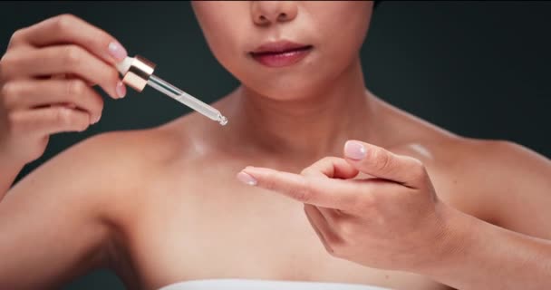 Skincare Serum Face Asian Woman Studio Retinol Product Vitamin Beauty — Stock Video