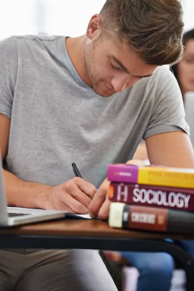 Student Przy Biurku Człowiek Pisanie Podręczników Edukacji Wiedzy Egzaminów Testów — Zdjęcie stockowe