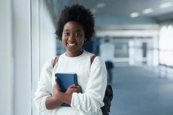 Afrikaans Meisje Portret Hal Van Universiteit Met Een Glimlach Van — Stockfoto