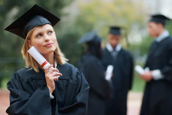 Afstuderen Certificaat Denken Met Student Vrouw Buiten Campus Voor Universiteit — Stockfoto