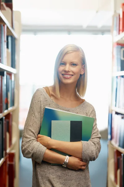 Mujer Biblioteca Libros Retrato Para Educación Conocimiento Con Sonrisa Campus —  Fotos de Stock