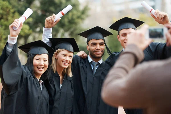 Fotoğraf Mezuniyet Üniversite Üniversite Öğrencileri Okul Diploması Diplomasını Kutlamak Için — Stok fotoğraf