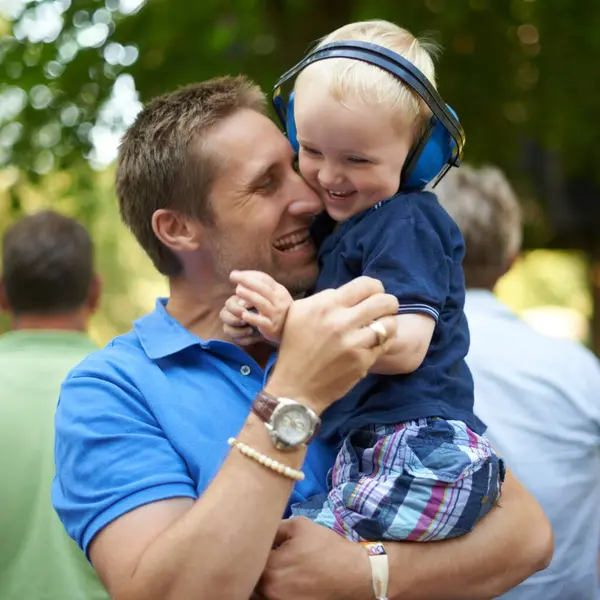 Vader Knuffel Baby Outdoor Festival Voor Familie Samen Geluk Koptelefoon — Stockfoto