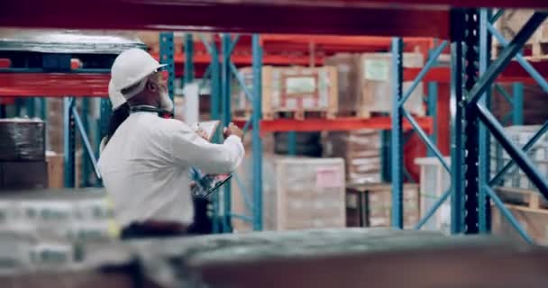 Homme Femme Marche Dans Entrepôt Pour Inspection Emballage Logistique Chaîne — Video