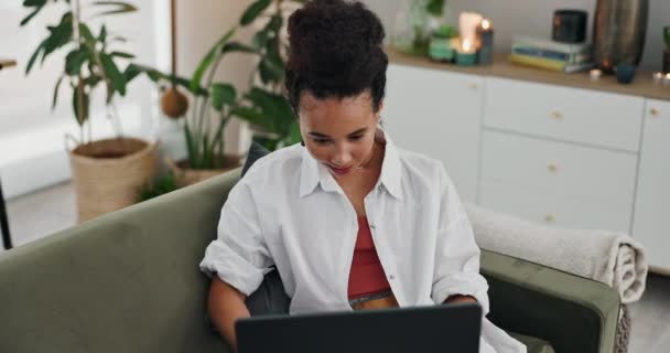 Απομακρυσμένη Εργασία Από Σπίτι Γυναίκα Και Laptop Πληκτρολόγηση Σύνδεση Και — Αρχείο Βίντεο