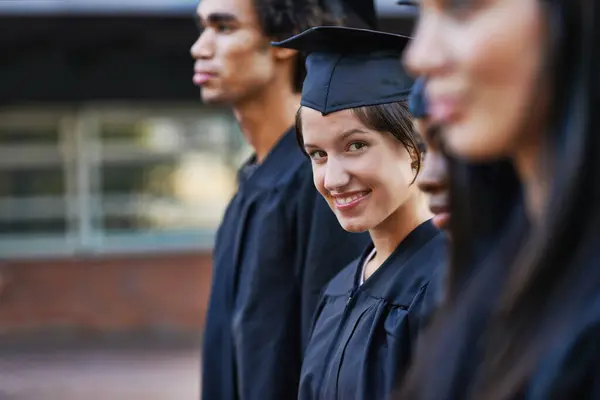 Vrouw Student Portret Bij Afstuderen Onderwijs Universitair Succes Prestatie Gelukkige — Stockfoto