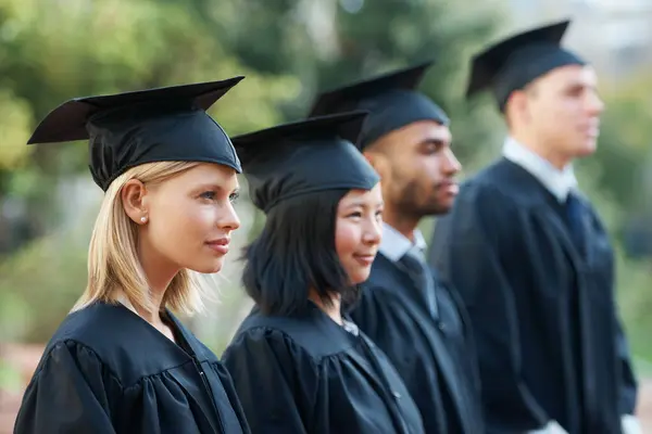 Okul Diplomasını Diplomasını Kutlamak Için Sıra Mezuniyet Üniversite Öğrencileri Çeşitlilik — Stok fotoğraf