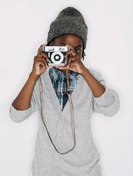 Fotograaf Portret Kind Atelier Met Camera Geïsoleerd Witte Achtergrond Voor — Stockfoto
