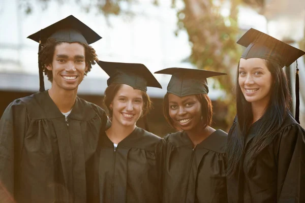 Vrienden Studenten Portret Bij Afstuderen Knuffelen Verenigd Voor Universitair Succes — Stockfoto
