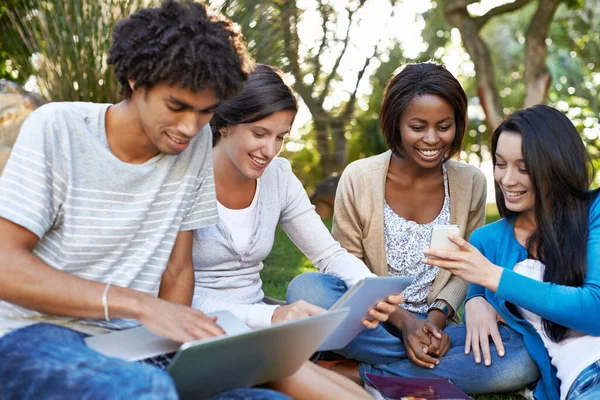 愉快的团体 学生和科技人员在园区内进行合作 网络或交流 在笔记本电脑 平板电脑和手机上挂着微笑的年轻人或学术学习者 用于在线学习或教育 — 图库照片