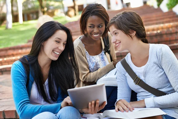 大学生 学生和女人带着平板电脑 户外和阳光带着微笑 团队合作与在线研究 学院和女孩休息和为一个项目 数字应用和合作的技术 — 图库照片