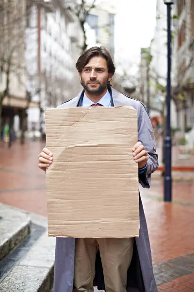 Üzücü Adamı Posterli Bir Adam Şehirde Işsiz Stresli Endişeli Bir — Stok fotoğraf