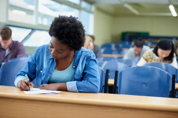 Estudiante Escritura Universidad Mujer Negra Aula Que Estudia Para Prueba — Foto de Stock