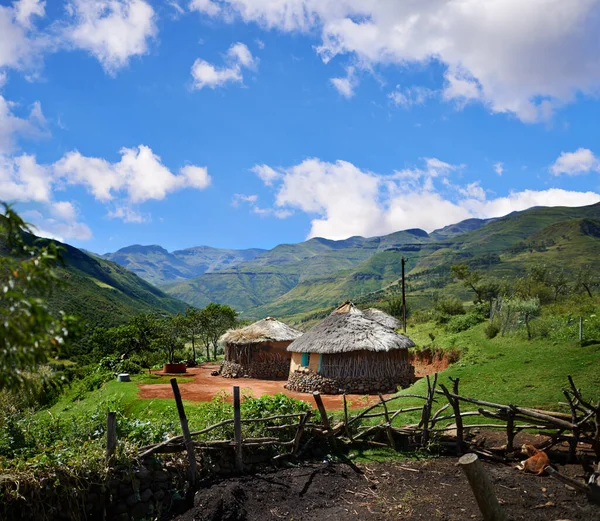 Rural Village Hut Landscape Mountains Nature Summer Countryside Africa Cottage — Stock Photo, Image