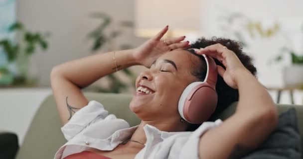 Ευτυχισμένη Γυναίκα Ακουστικά Και Ακούγοντας Μουσική Στον Καναπέ Για Podcast — Αρχείο Βίντεο