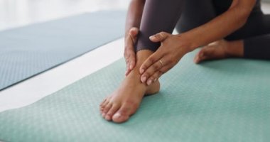 Ağrı, yoga minderi ve spor salonunda spor yaparken ayak bileği yaralanmış bir kadın. Kaza, yaralanma ve yakın çekim kadın masaj ayak kası burkulması veya morarma tıbbi acil durum ile