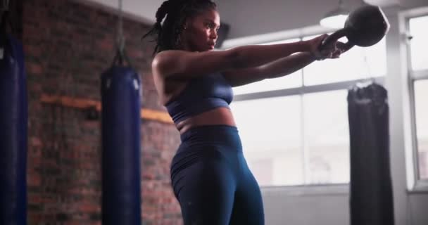 黑人妇女 水壶和举重在健身房锻炼 力量或身体锻炼 肌肉锻炼或健康和健康训练方面的活跃的非洲女性人士 运动员或健美者 — 图库视频影像