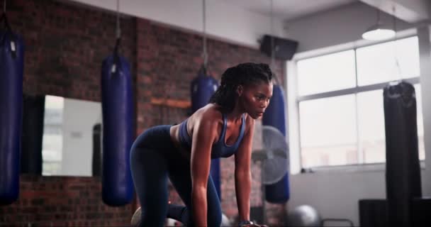 Mulher Negra Haltere Levantamento Peso Ginásio Para Exercícios Exercícios Força — Vídeo de Stock