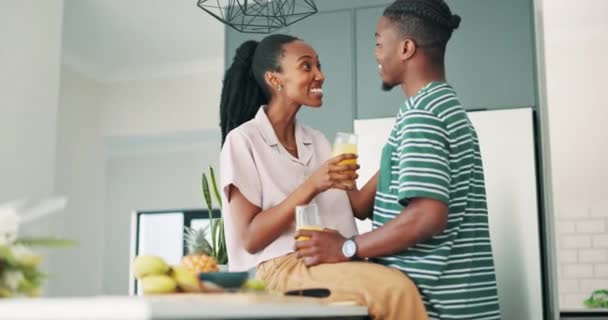 Kuchnia Drink Czarna Para Rozmawiają Pocałunkiem Miłością Łącząc Się Jedzeniem — Wideo stockowe