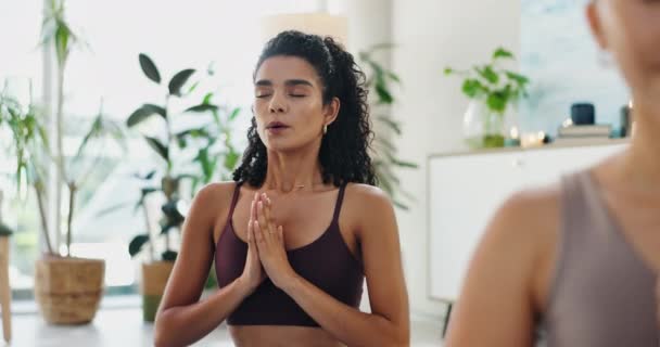 Mujer Yoga Meditación Clase Para Bienestar Holístico Zen Sanación Ejercicio — Vídeo de stock