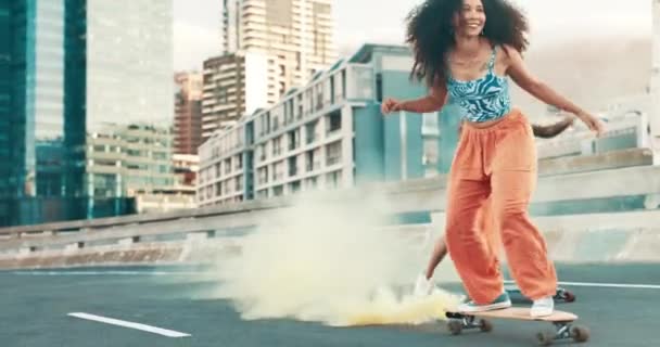 Ženy Skateboard Město Světlicí Kouř Pro Přátele Úsměv Nebo Svobodu — Stock video