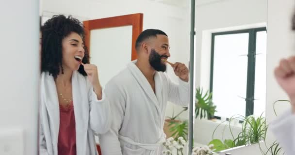 Casal Feliz Banheiro Escovação Dentes Para Higiene Dental Cuidados Rotina — Vídeo de Stock