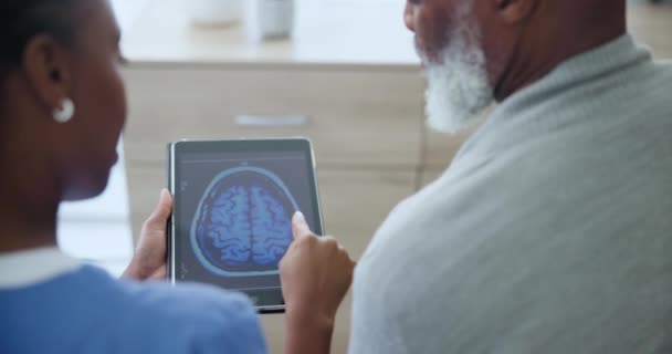 老年人和平板电脑 用于脑部扫描 评估和解释治疗或诊断 在医院 医疗保健和神经科与老年人就技术问题进行咨询 — 图库视频影像