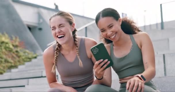 Φίλοι Γέλιο Και Χαρά Τηλέφωνο Υπαίθρια Για Άσκηση Μέσα Κοινωνικής — Αρχείο Βίντεο