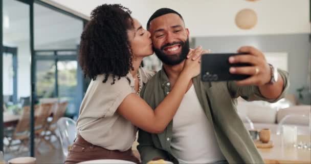 Glückliches Paar Kuss Und Selfie Hause Mit Liebe Umarmung Und — Stockvideo