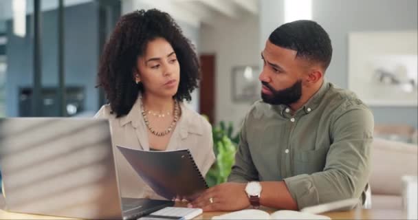 Paar Laptop Papierwerk Thuisverzekering Gesprek Voor Online Overeenkomst Hypotheek Kosten — Stockvideo