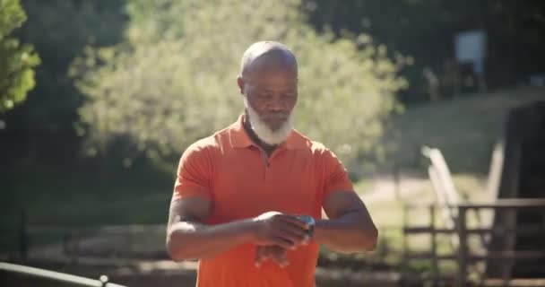 Afrikai Férfi Fitnesz Fut Egy Órát Idő Wellness Nyugdíjas Egészséges — Stock videók
