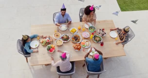 Família Feliz Acima Festa Aniversário Jardim Mesa Compartilhando Comendo Juntos — Vídeo de Stock