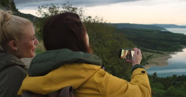 Ευτυχισμένη Γυναίκα Φίλοι Και Βιντεοκλήση Στο Βουνό Για Ταξίδια Αξιοθέατα — Αρχείο Βίντεο