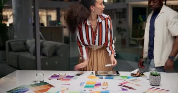 Menschen Teamwork Und Farbmuster Oder Kreativ Für Deadline Oder Malerei — Stockvideo