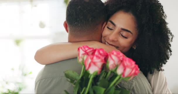 Paar Umarmung Und Blumen Oder Lächeln Zum Valentinstag Mit Liebe — Stockvideo