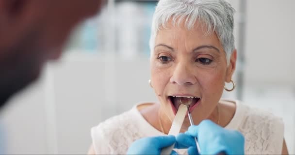 呼吸器感染症 炎症または健康のためのクリニックでの喉の評価のための患者 医師および舌のうつ病 医療相談 試験のための高齢女性 — ストック動画