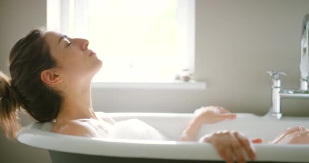 Sprudelbad Wellness Und Reinigung Mit Frau Entspannung Und Luxus Mit — Stockvideo