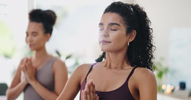 Mujer Meditación Oración Manos Clase Para Bienestar Integral Ejercicio Salud — Vídeos de Stock