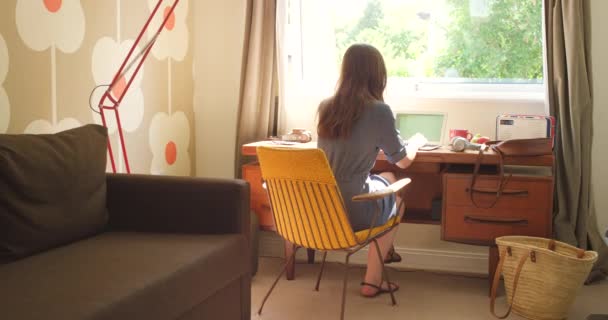 Laptop Kaffee Und Fernarbeit Mit Einer Frau Heimischen Wohnzimmer Die — Stockvideo
