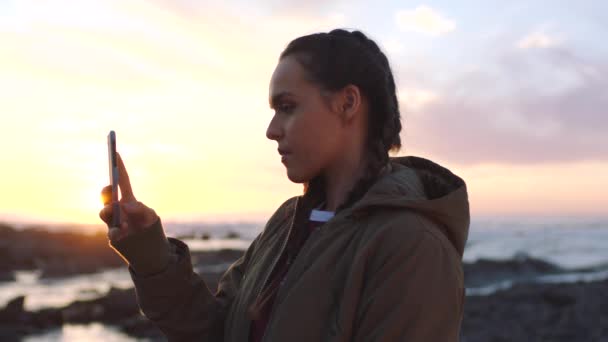 Joven Mujer Teléfono Playa Para Videografía Las Redes Sociales Transmisión — Vídeos de Stock