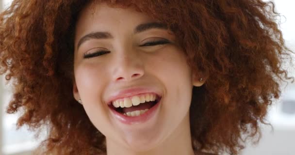 Kvinde Ansigt Griner Closeup Med Afro Sjov Joke Eller Begejstret – Stock-video