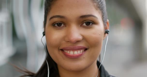 Mujer Cara Ciudad Con Auriculares Para Primer Plano Sonrisa Escuchar — Vídeos de Stock