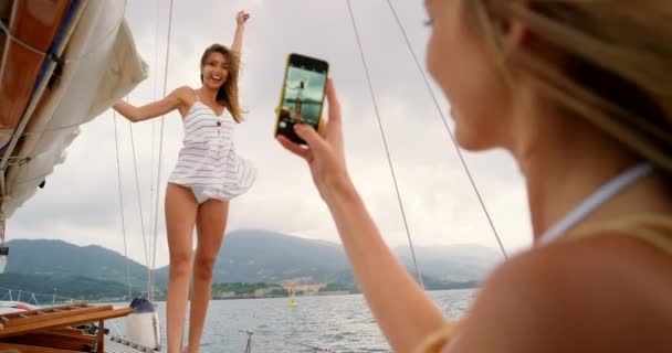 Glad Kvinna Fotografi Och Yacht Med Vän Hav Och Bikini — Stockvideo